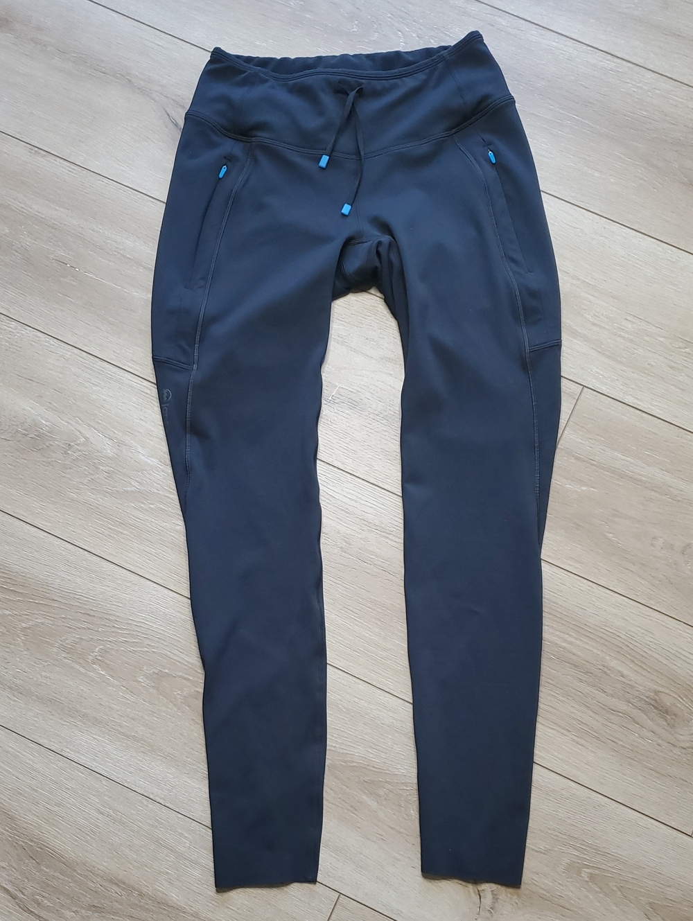 EUC Janji Black Athletic Leggings with Blue Zip Pulls Womens size M